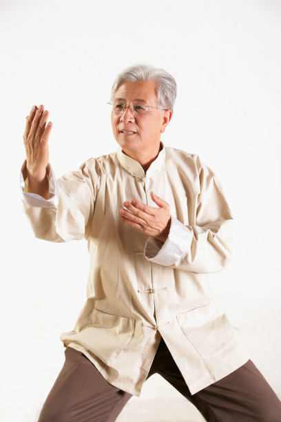 oriental senior adult doing taijiquan图片 oriental senior adult doing taijiquan图片下载