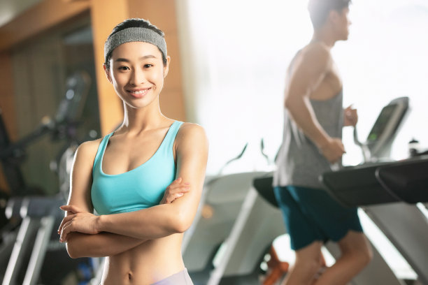 青年人在健身房里健身图片 青年人在健身房里健身图片下载