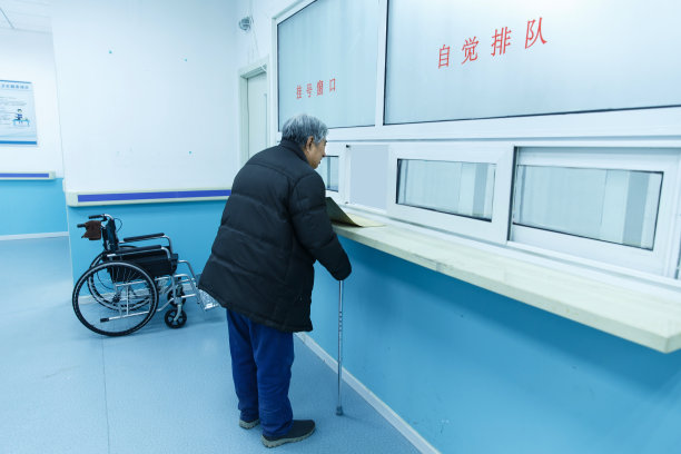 生病的老人在医院图片 生病的老人在医院图片下载