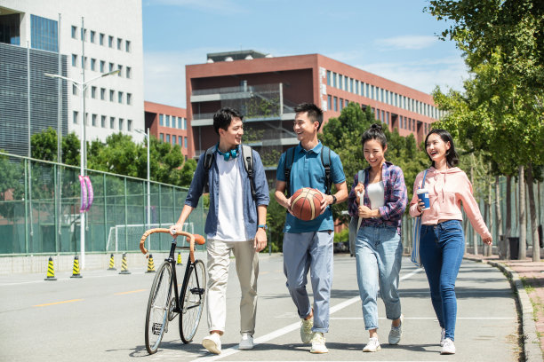 快乐的大学生在校园里步行图片 快乐的大学生在校园里步行图片下载
