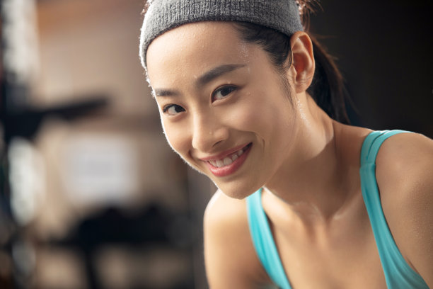 青年女人在健身房图片 青年女人在健身房图片下载
