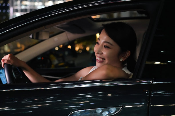 夜晚快乐的青年女人驾车图片 夜晚快乐的青年女人驾车图片下载