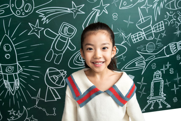 小女孩站在黑板前图片 小女孩站在黑板前图片下载
