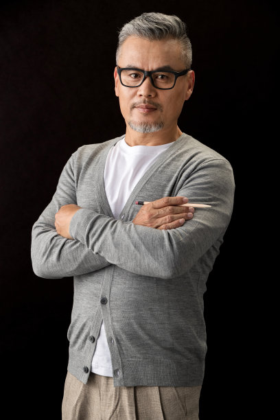 拿着铅笔的资深设计师肖像图片 拿着铅笔的资深设计师肖像图片下载