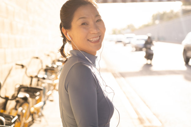 中年女子在户外健身图片 中年女子在户外健身图片下载
