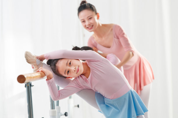 舞蹈课上压腿的小女孩图片 舞蹈课上压腿的小女孩图片下载