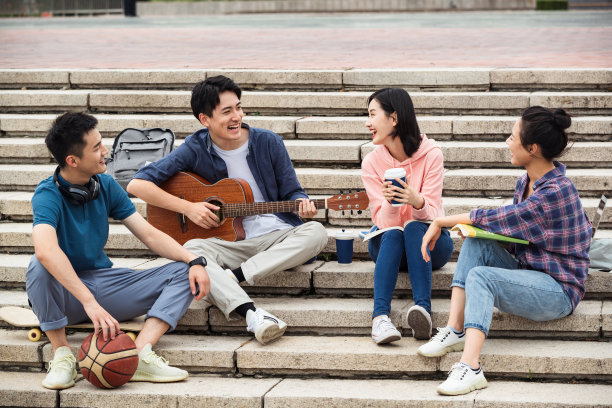 年轻的大学生坐在台阶上弹吉他唱歌图片 年轻的大学生坐在台阶上弹吉他唱歌图片下载
