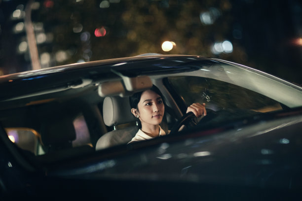 夜晚驾车的青年女人图片 夜晚驾车的青年女人图片下载