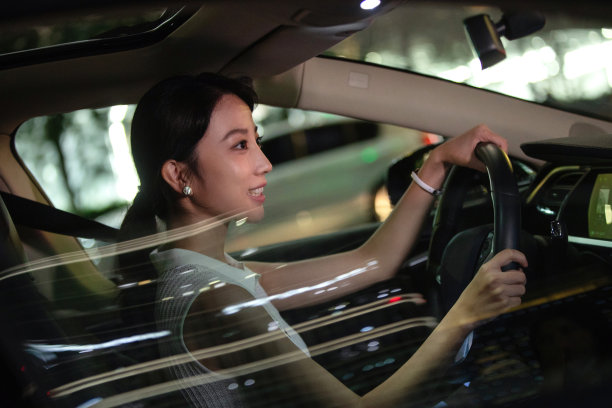 漂亮的年轻女人开车图片 漂亮的年轻女人开车图片下载