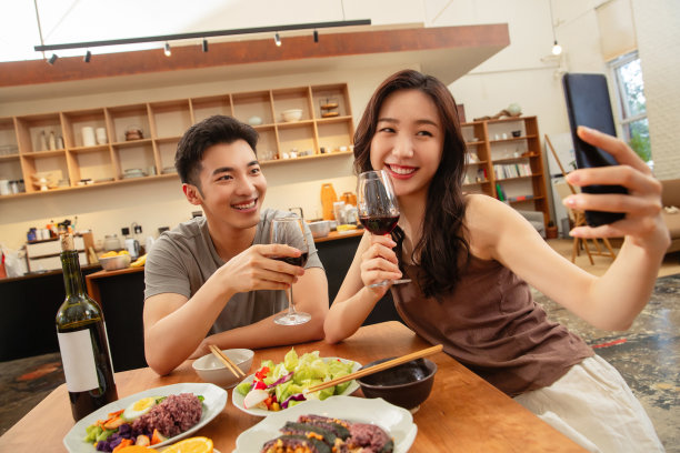 年轻夫妇在家用餐图片 年轻夫妇在家用餐图片下载