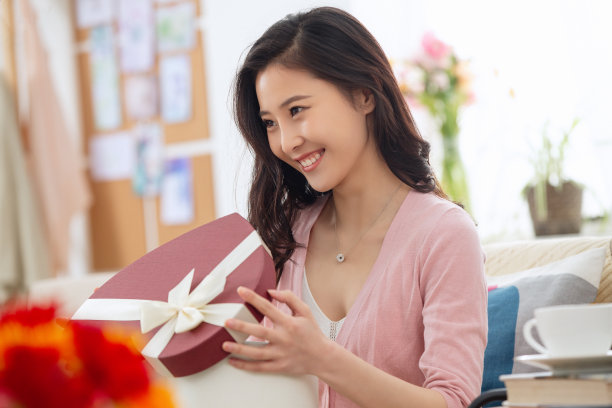 青年女人收到礼物图片 青年女人收到礼物图片下载