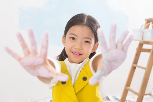 满手涂料的小女孩图片 满手涂料的小女孩图片下载