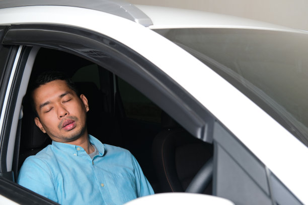 成年亚洲人睡在车里图片 成年亚洲人睡在车里图片下载