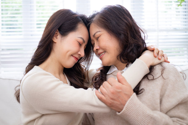 亚洲母亲和女儿在家里的形象图片 亚洲母亲和女儿在家里的形象图片下载