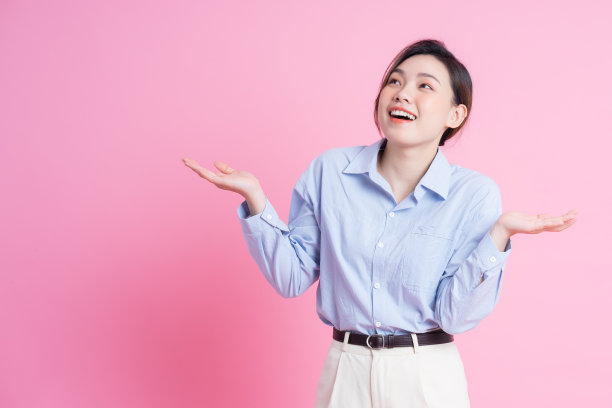 年轻美丽的亚洲女孩在粉红色背景摆姿势的图像图片 年轻美丽的亚洲女孩在粉红色背景摆姿势的图像图片下载
