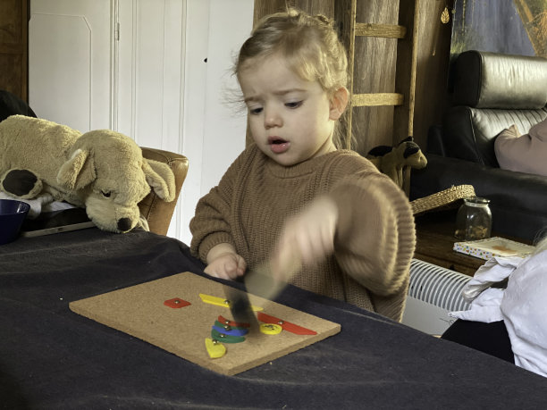 幼儿在桌子上玩耍图片 幼儿在桌子上玩耍图片下载