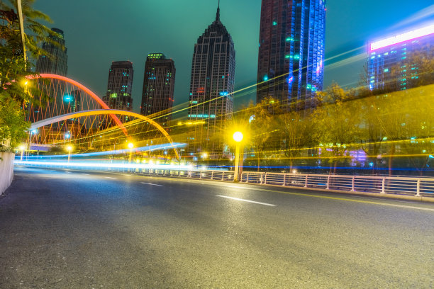 现代建筑背景上的光迹图片 现代建筑背景上的光迹图片下载