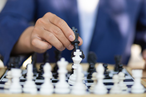 商人在木桌上下棋。企业竞争战略和战术的概念。图片 商人在木桌上下棋。企业竞争战略和战术的概念。图片下载