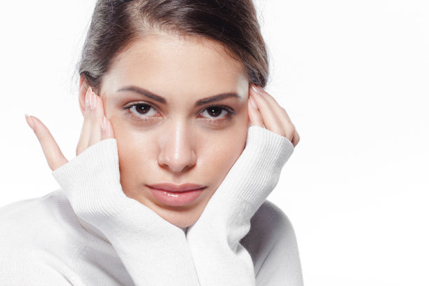 一个美丽的年轻女人的肖像图片 一个美丽的年轻女人的肖像图片下载