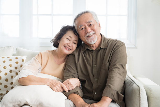 亚洲老年夫妇对着镜头微笑。家庭成熟夫妻肖像图片 亚洲老年夫妇对着镜头微笑。家庭成熟夫妻肖像图片下载