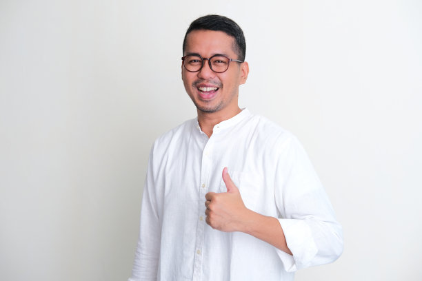 成年亚洲男子骄傲地微笑着竖起大拇指图片 成年亚洲男子骄傲地微笑着竖起大拇指图片下载