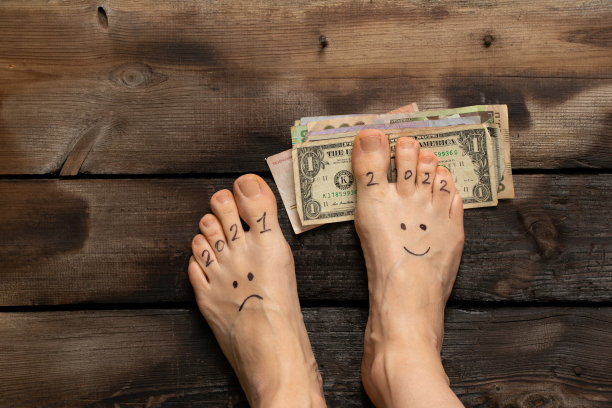 2021和2022表情符号,女孩脚下美元,寓意2022的成功与喜悦图片 2021和2022表情符号,女孩脚下美元,寓意2022的成功与喜悦图片下载