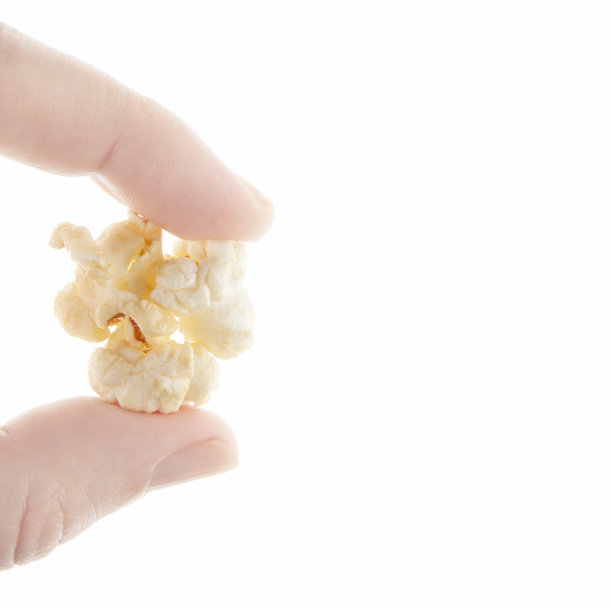 图片的盐爆米花手白色背景图片 图片的盐爆米花手白色背景图片下载