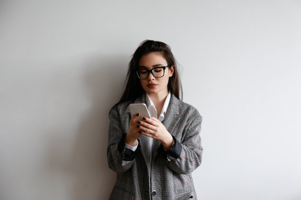 有手机的黑发女人图片 有手机的黑发女人图片下载