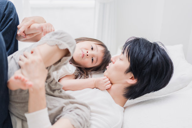 小女孩和她爸爸在床上玩图片 小女孩和她爸爸在床上玩图片下载