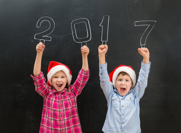 两个小孩戴着圣诞老人帽,头上还挂着“2017”字样图片 两个小孩戴着圣诞老人帽,头上还挂着“2017”字样图片下载