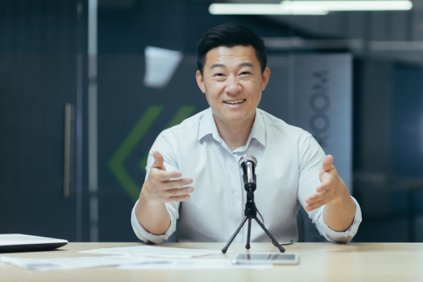 特写照片肖像的商人看网络相机和微笑图片 特写照片肖像的商人看网络相机和微笑图片下载