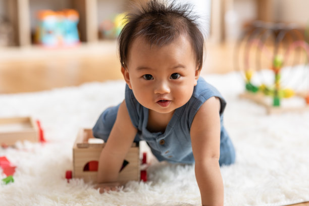 健康的亚洲婴儿蹒跚学步在地板上爬行,学习在室内爬行。可爱的宝宝保持着她的肚子和腿在地板上腹部爬行的乐趣和幸福在家里图片 健康的亚洲婴儿蹒跚学步在地板上爬行,学习在室内爬行。可爱的宝宝保持着她的肚子和腿在地板上腹部爬行的乐趣和幸福在家里图片下载