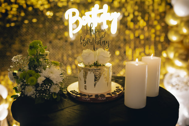 生日快乐蛋糕,蜡烛和金色背景照片。图片 生日快乐蛋糕,蜡烛和金色背景照片。图片下载