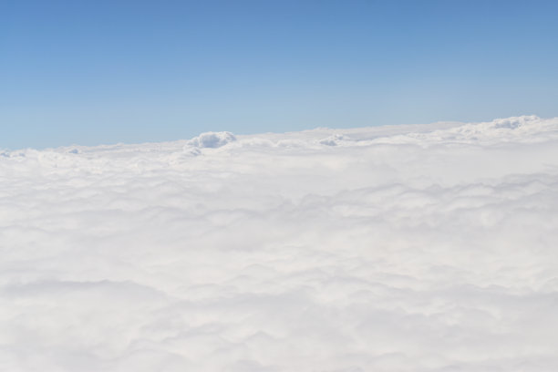 高空白云的壮观天空。从飞机窗户上看。图片 高空白云的壮观天空。从飞机窗户上看。图片下载