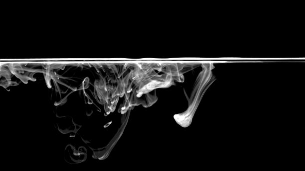 白色或墨水是黑色背景上的烟熏,抽象烟熏图案,彩色液体染料,喷绘图片 白色或墨水是黑色背景上的烟熏,抽象烟熏图案,彩色液体染料,喷绘图片下载