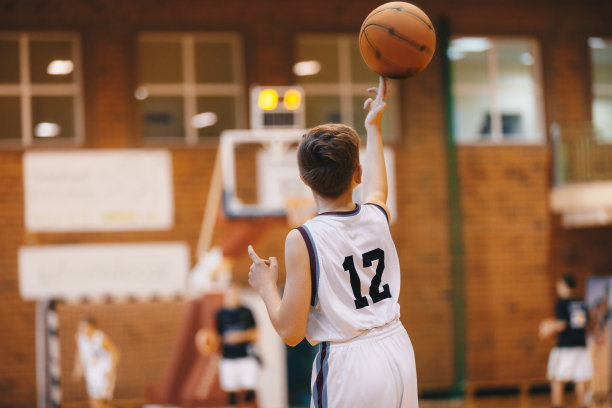 男孩在训练课上玩篮球。Happy Kids on Basketball Training Practice。一群玩得很开心的学校篮球运动员图片 男孩在训练课上玩篮球。Happy Kids on Basketball Training Practice。一群玩得很开心的学校篮球运动员图片下载