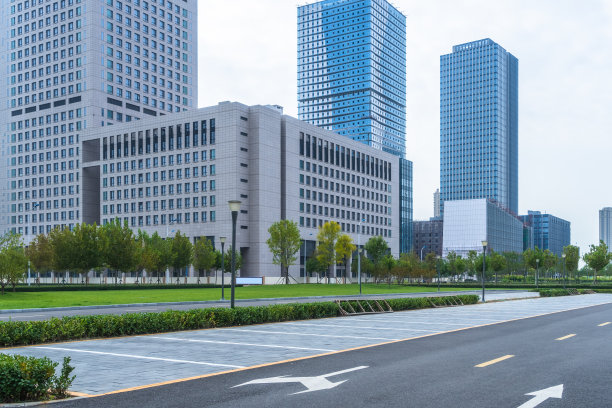 空旷的城市道路和现代化的城市建筑图片 空旷的城市道路和现代化的城市建筑图片下载
