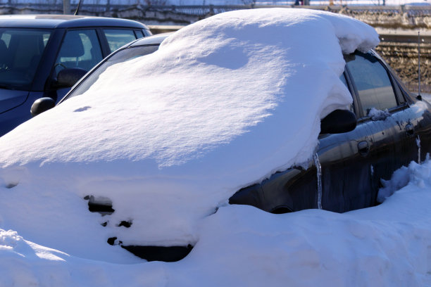 车辆完全被雪覆盖。寒冷的冬天的天气。暴雪和降雪。图片 车辆完全被雪覆盖。寒冷的冬天的天气。暴雪和降雪。图片下载
