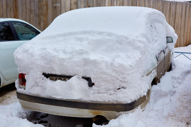 停着的车被雪覆盖。街上的大雪图片 停着的车被雪覆盖。街上的大雪图片下载