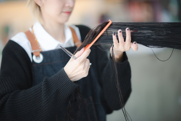 专业美发师在美容时尚沙龙为女性客户理发,发型护理造型概念,美容师女性工作用剪剪刀梳在理发店,发型师工具图片 专业美发师在美容时尚沙龙为女性客户理发,发型护理造型概念,美容师女性工作用剪剪刀梳在理发店,发型师工具图片下载