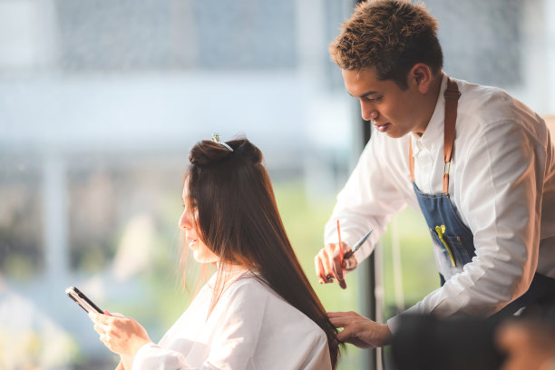 专业美发师在美容时尚沙龙为女性客户理发,发型护理造型概念,美容师女性工作用剪剪刀梳在理发店,发型师工具图片 专业美发师在美容时尚沙龙为女性客户理发,发型护理造型概念,美容师女性工作用剪剪刀梳在理发店,发型师工具图片下载