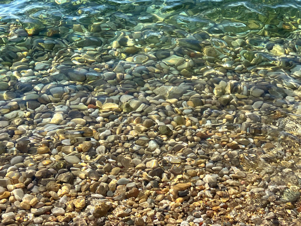 海透明的水与鹅卵石在海底的石头。图片 海透明的水与鹅卵石在海底的石头。图片下载