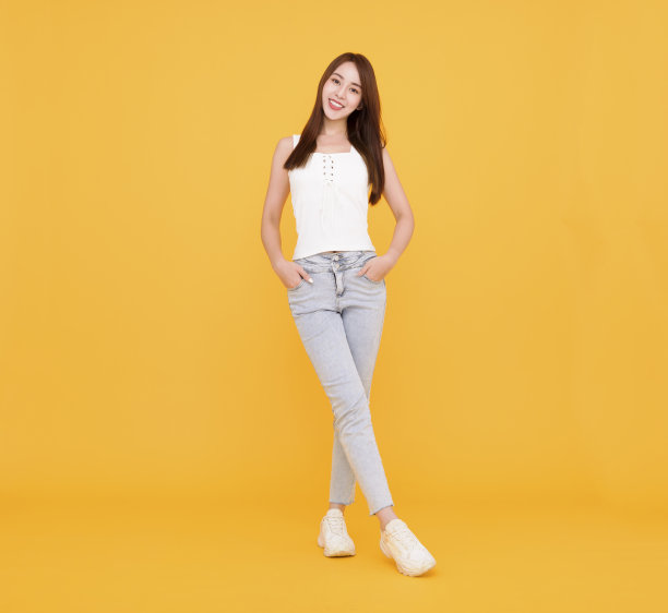 长长的快乐的年轻女子孤立地站在黄色的上方图片 长长的快乐的年轻女子孤立地站在黄色的上方图片下载
