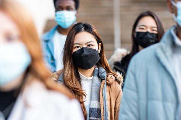 多种族的人在城市戴口罩图片 多种族的人在城市戴口罩图片下载