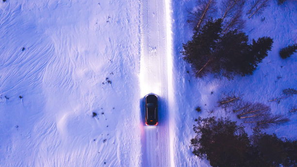 黑色汽车在乡村冬季道路上行驶的鸟瞰图,车灯照亮了道路,suv汽车穿越雪域的鸟瞰图图片 黑色汽车在乡村冬季道路上行驶的鸟瞰图,车灯照亮了道路,suv汽车穿越雪域的鸟瞰图图片下载