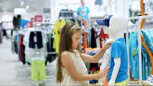 在商店里购物。儿童服装。女孩,小孩,在商店里挑选东西。小fashion-girl。购物狂。在商店里乏味地购物图片 在商店里购物。儿童服装。女孩,小孩,在商店里挑选东西。小fashion-girl。购物狂。在商店里乏味地购物图片下载