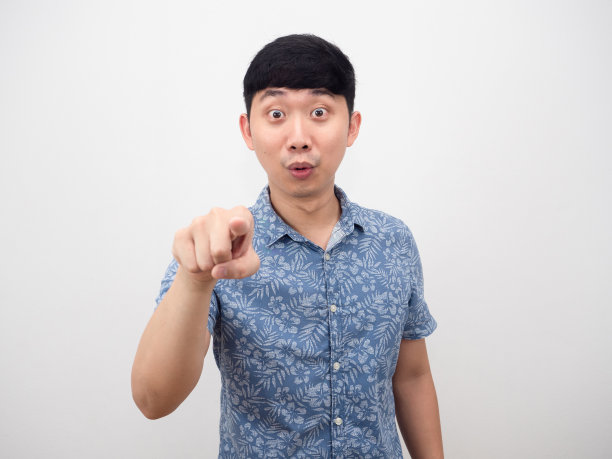 亚洲男人蓝衬衫快乐的微笑手势指着你图片 亚洲男人蓝衬衫快乐的微笑手势指着你图片下载