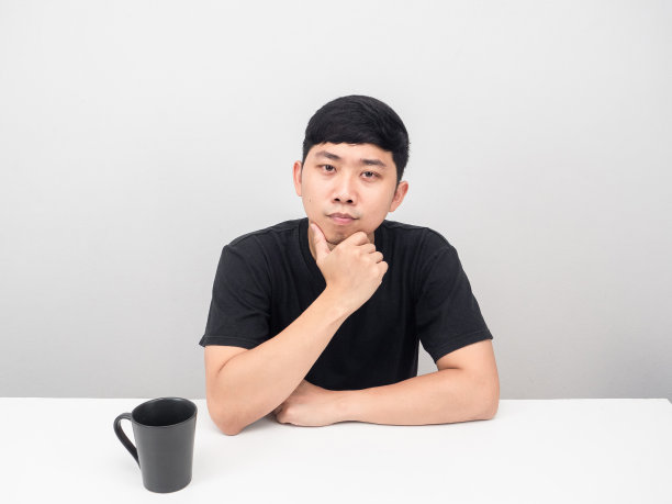 亚洲人拿着咖啡杯在桌子上姿势思考肖像图片 亚洲人拿着咖啡杯在桌子上姿势思考肖像图片下载