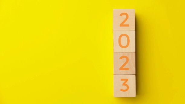 黄色背景的木骰子上的数字2023。2023年新年快乐图片 黄色背景的木骰子上的数字2023。2023年新年快乐图片下载