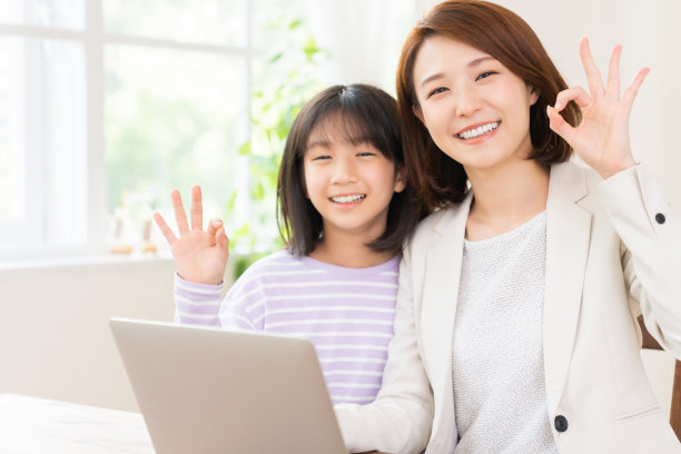 工作的妈妈,笔记本电脑,女儿图片 工作的妈妈,笔记本电脑,女儿图片下载